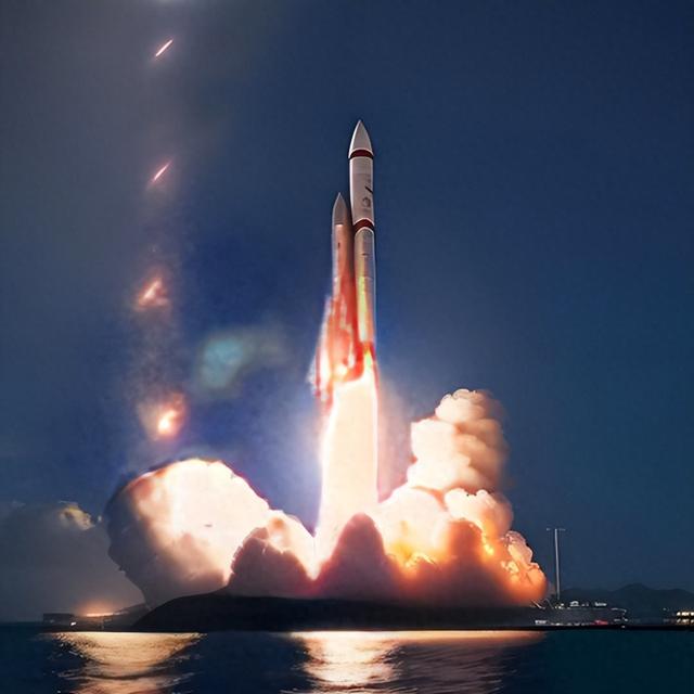 烈焰划破山东日照近海的夜空，中国为何热衷用固体火箭射卫星？