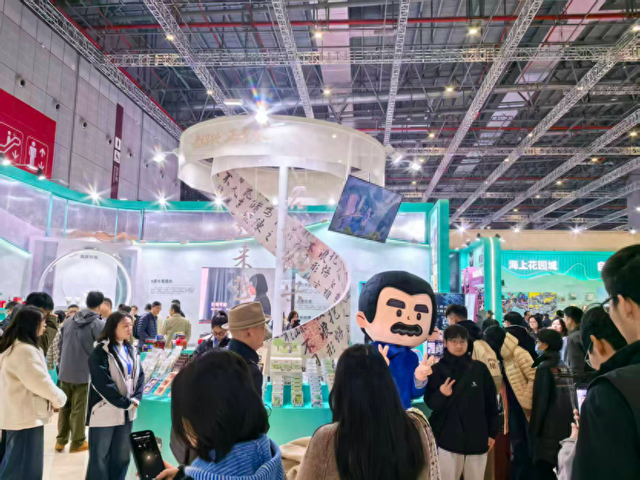 古城绍兴亮相文博会，“迅哥儿”来了，还带来他的猹