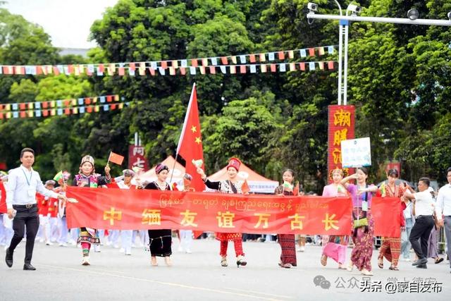 中缅胞波狂欢节刷屏了！牛车巡游、文化展演……瑞丽今天全城沸腾