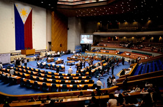 局势已恶化，菲国61个市镇大断电，忙着反华的马科斯，被要求下台