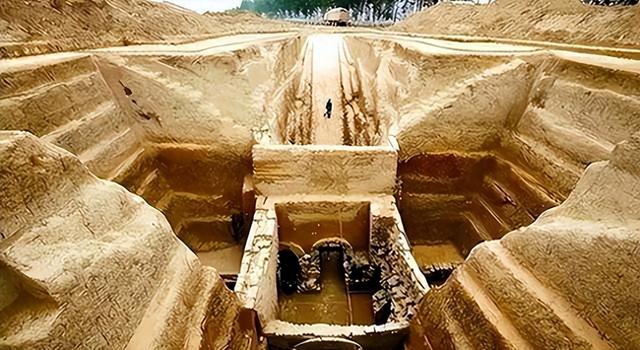 北京挖出大太监李莲英之墓，开棺后	，考古人员被吓得浑身发抖