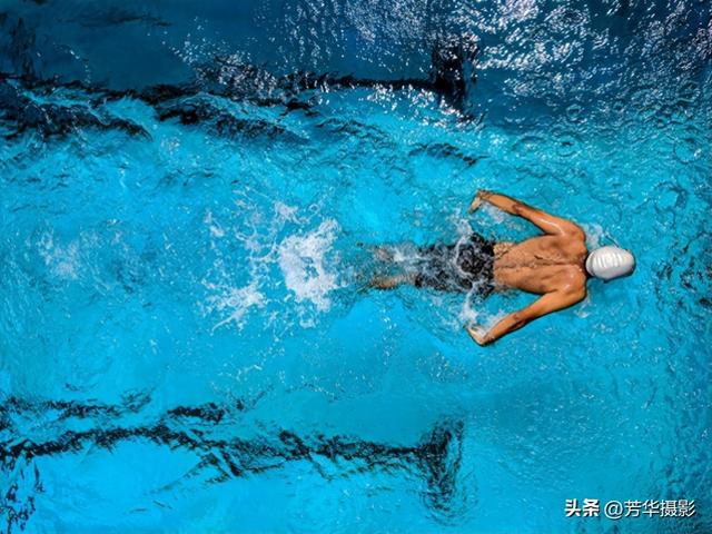 梦见游泳池里游泳（梦见游泳是什么意思 梦见游泳周公解梦）