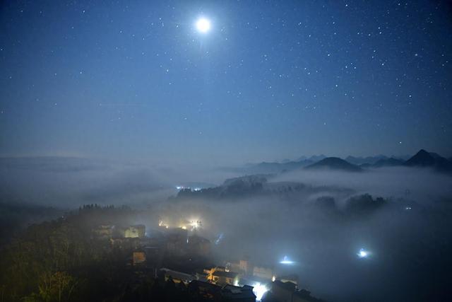 曲靖罗平棠梨凹村：云海漫苗寨，星河落人间