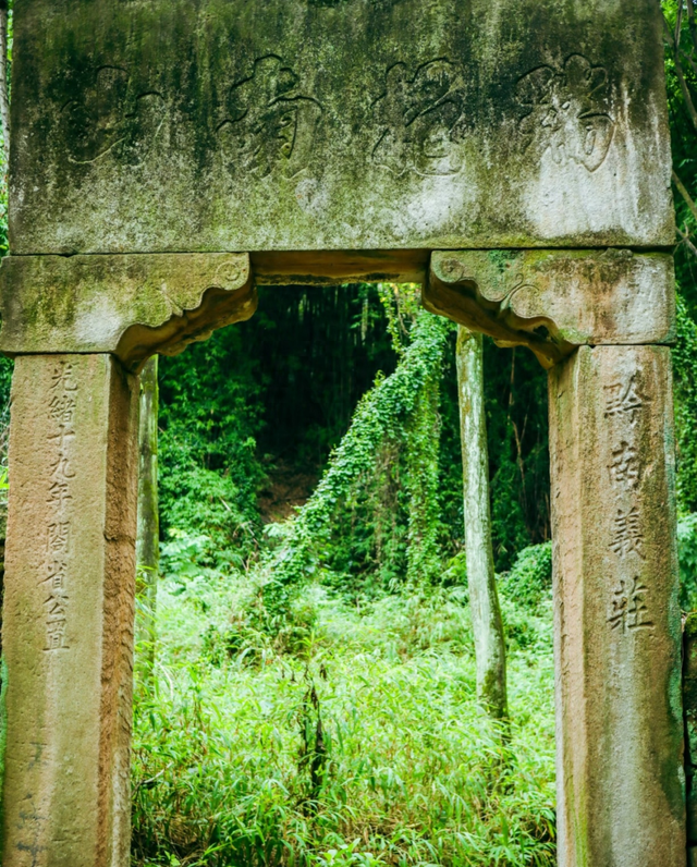 重庆南山有一座荒废庄院，曾是停放棺材的地方，胆小的人不敢靠近