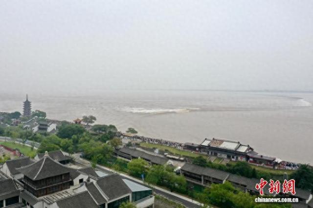 钱塘江畔盐官古镇：从“观潮”到“听潮”