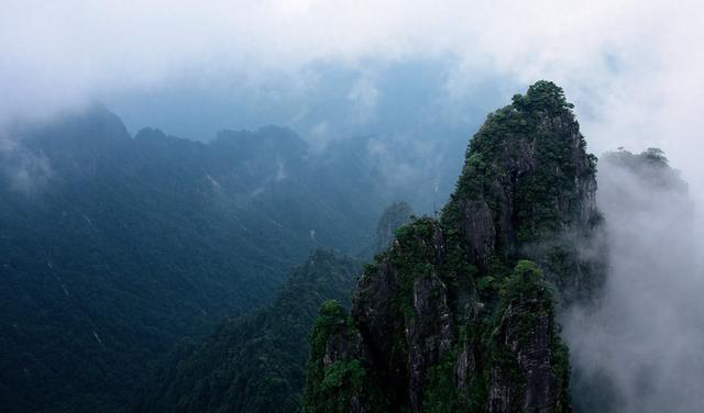 云雾缭绕五指峰