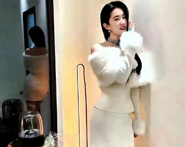 镜子不会说谎！刘亦菲居家自拍意外曝光真实腰臀比，这才叫健康美