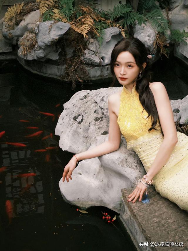 吴宣仪明黄旗袍，园林里的古典氛围感美人