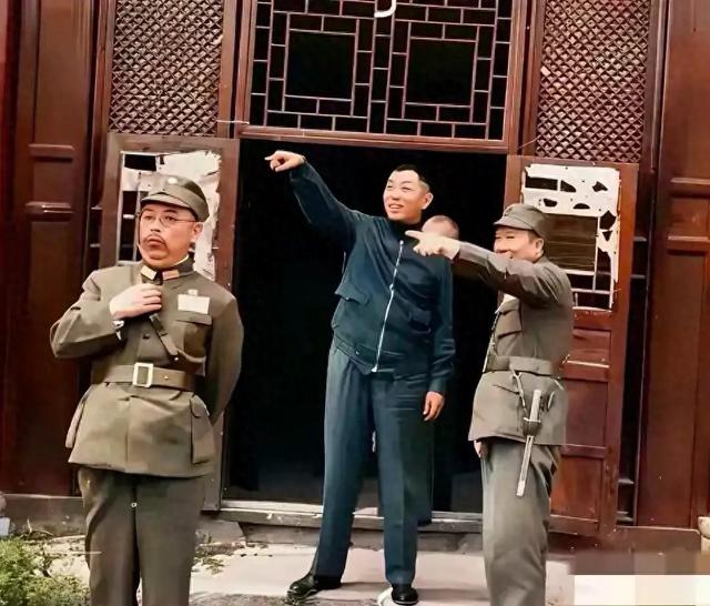 西安事变前夕	，张学良杨虎城将军在门前的老照片，这可不是演戏