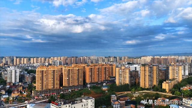 四川自带“荣光”的小城，藏着仅次乐山大佛的第二石刻，你去过吗