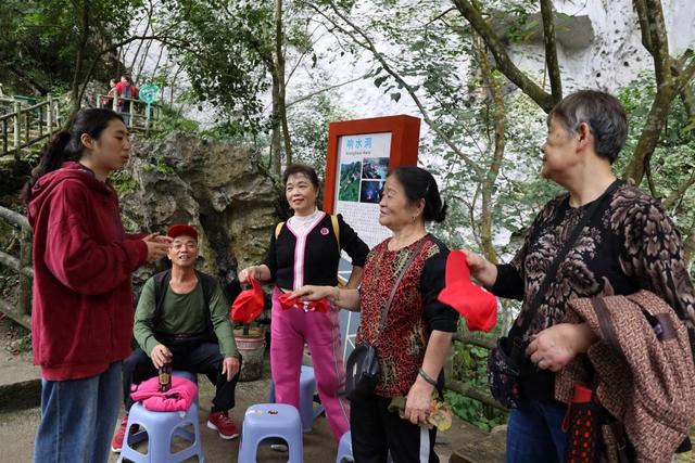 首批川渝游客组团罗甸过“暖冬”