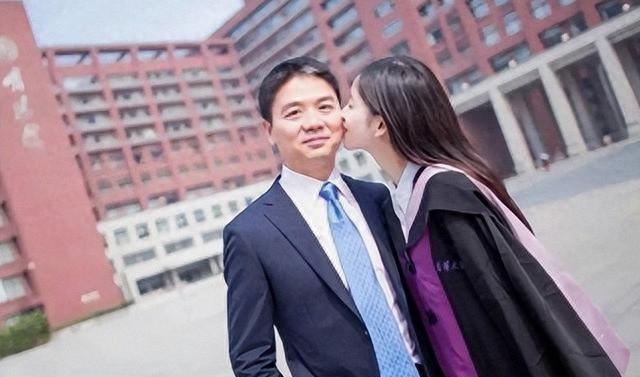 十年婚姻成笑谈？32岁章泽天再度官宣喜讯，刘强东成为“过去式”