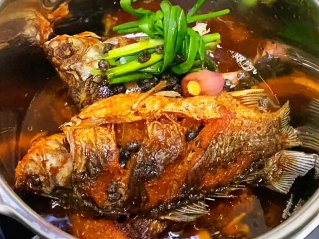 炸小鲫鱼怎么做酥脆好吃（鲫鱼这样做太绝了香酥软烂肉香浓郁）