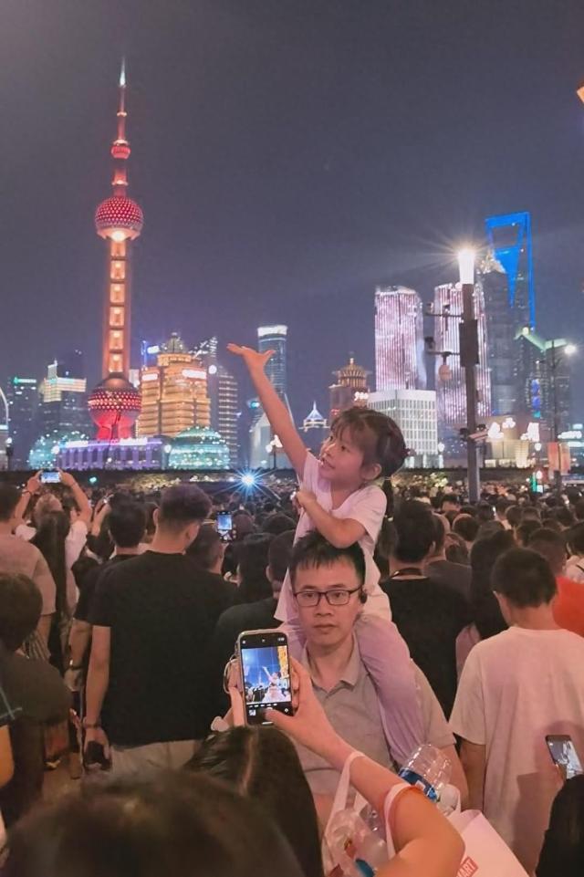 国庆假期上海外滩旅游火爆，多国游客夸赞中国美丽安全又友好，俄罗斯女孩带男友二度到访