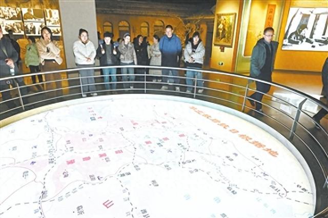 游客在武乡县参观八路军太行纪念馆