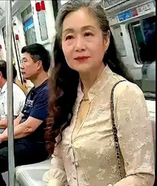 70岁奶奶地铁穿低领衣引热议！网友怒喷：这把年纪真不知羞耻