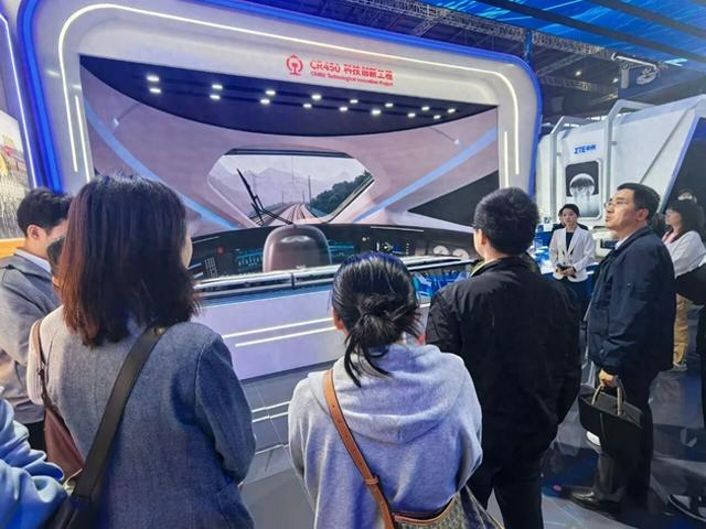 CR450科技创新工程亮相进博会，明年将在成渝中线展开全面测试