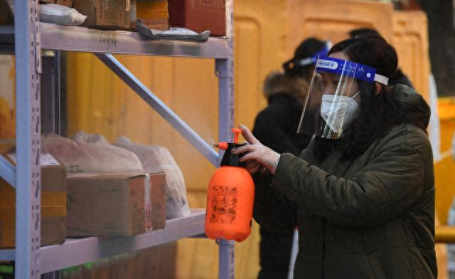 在室内环境里病毒能够存活多久？被侵染后，环境需要全面消毒吗？