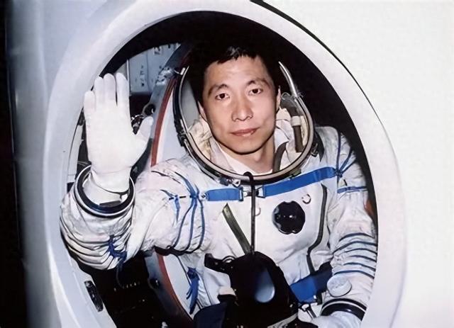 我国首位航天员杨利伟，被授予少将军衔，退休后能享受什么待遇？