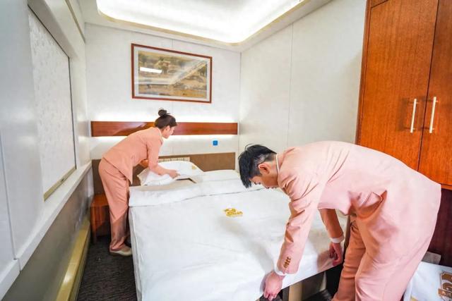 特色旅游列车上吃点啥？网友：点菜还是自助？