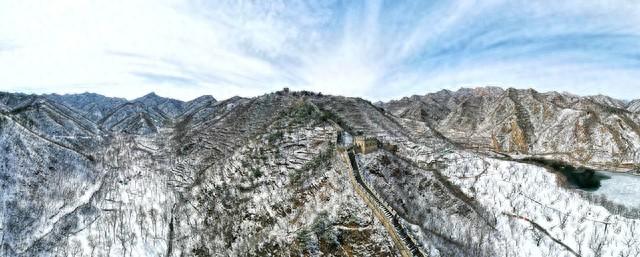 八达岭长城冰封雪飘	，尽显长城之壮美