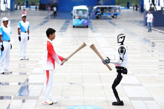 （全运会）第十五届全运会火炬传递深圳站举行