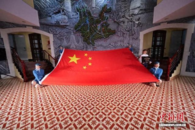 云南铁路博物馆首次展出中老铁路通车当日天安门广场升起的国旗
