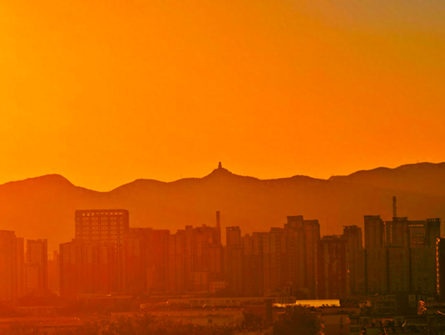 暮色把城市镀成金红，傍晚的北京太美了！