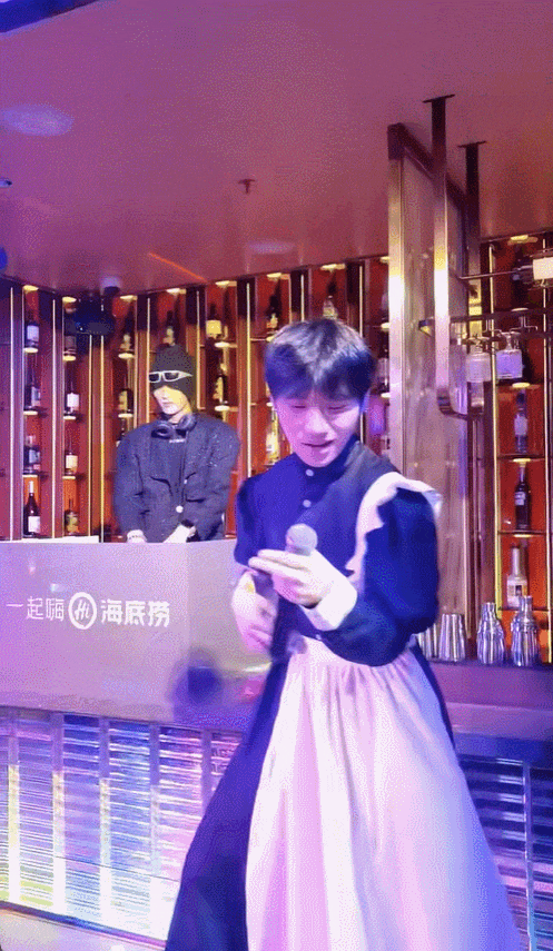 海底捞变夜店？男模擦边、DJ蹦迪，为什么不能让人好好吃饭？