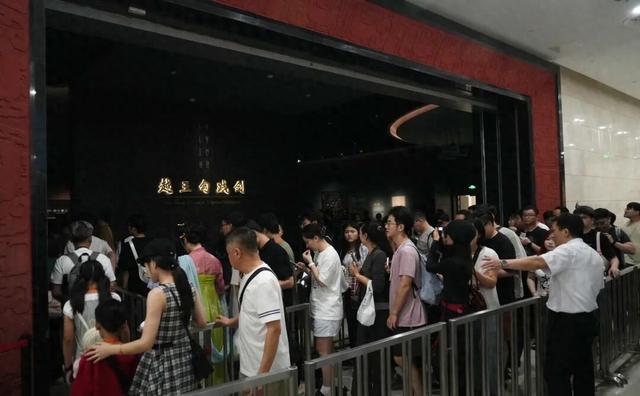 武汉这里什么情况？晚上6点突然排起长队！有人提前五天全家蹲守……