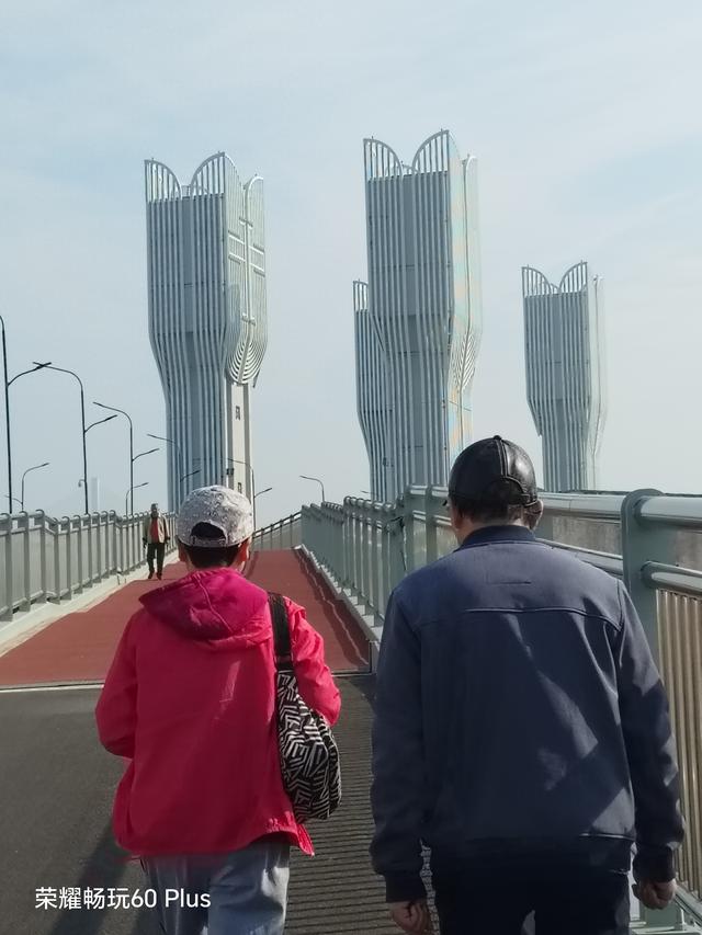 去青山升降桥最少要走一公里