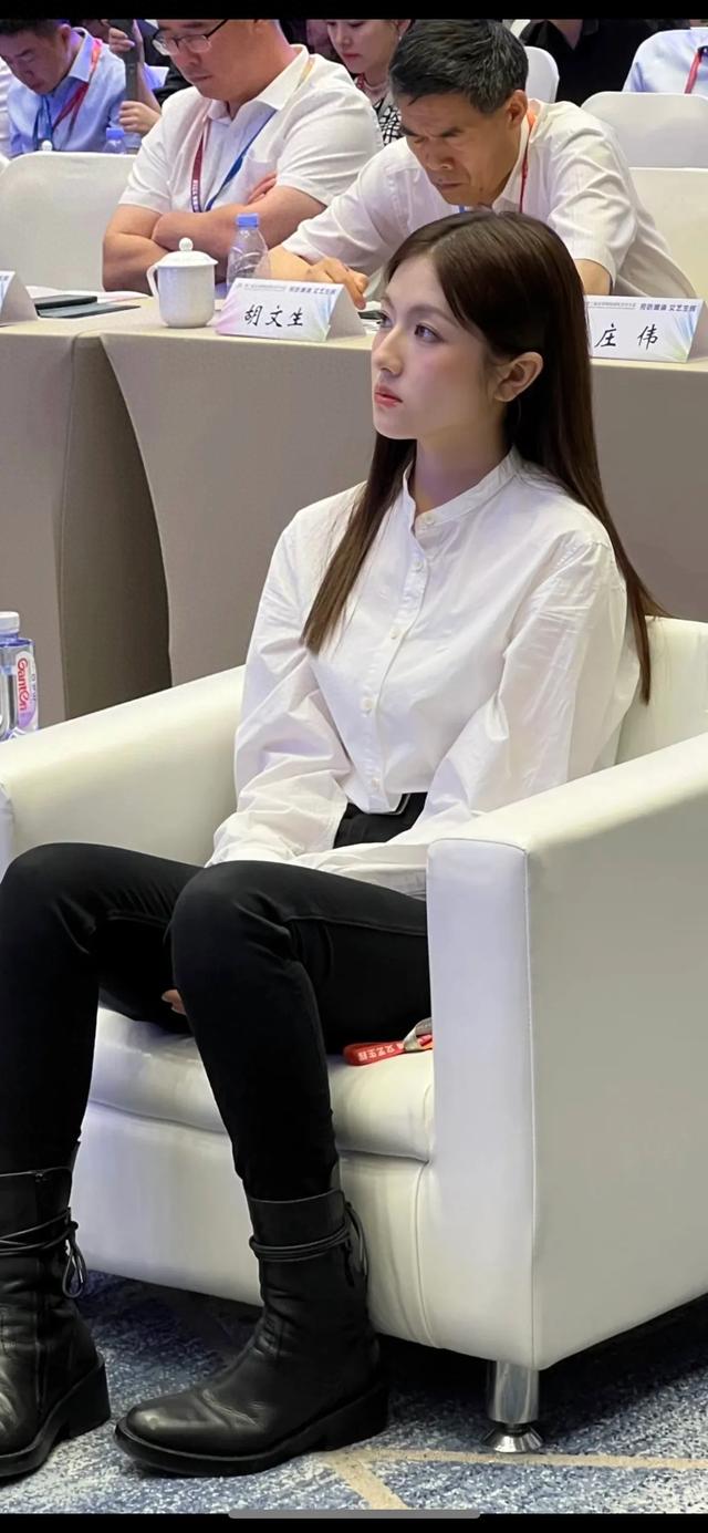 谁懂李兰迪这套上半身和下半身的温度差