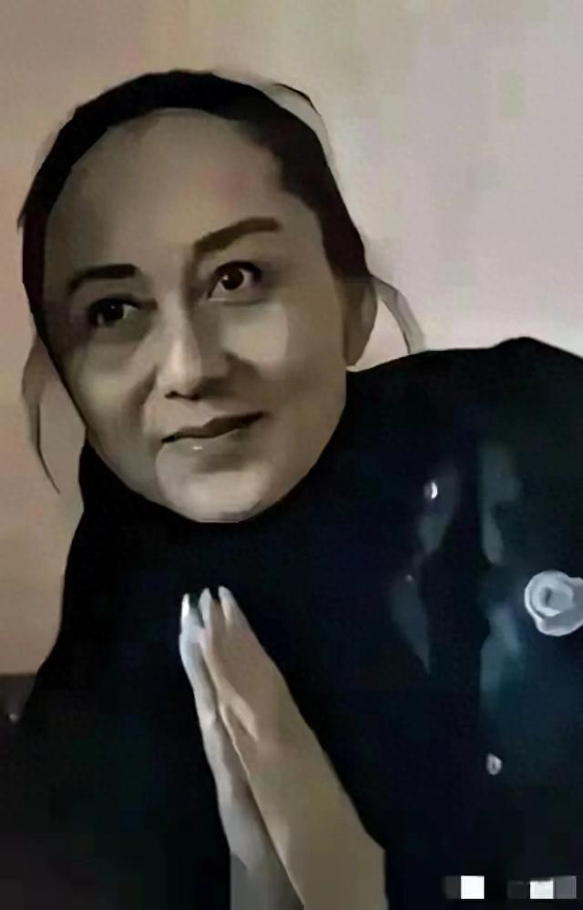 62岁黄秋燕与63岁的利智 一个像阿姨 一个像小姑娘 简直像隔着两代人