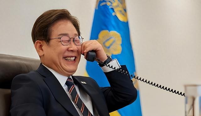李在明突然下令，决定对华试行免签，特朗普反手一耳光，大量韩国民众被抓，美国出招搅局