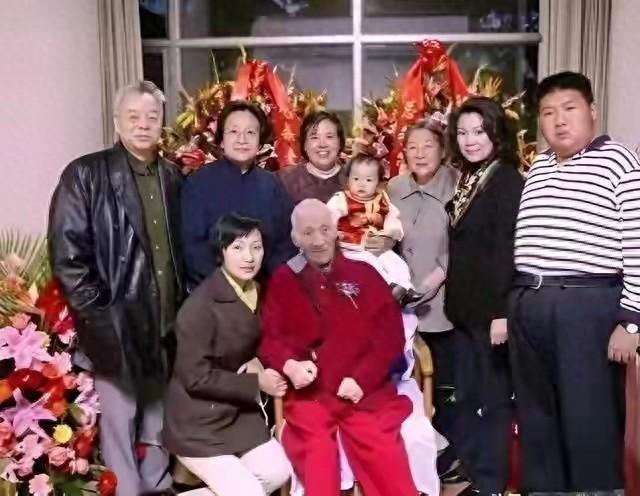 毛岸青81岁生日时的全家福，两个妹妹前来贺寿，儿媳刘滨体贴蹲着