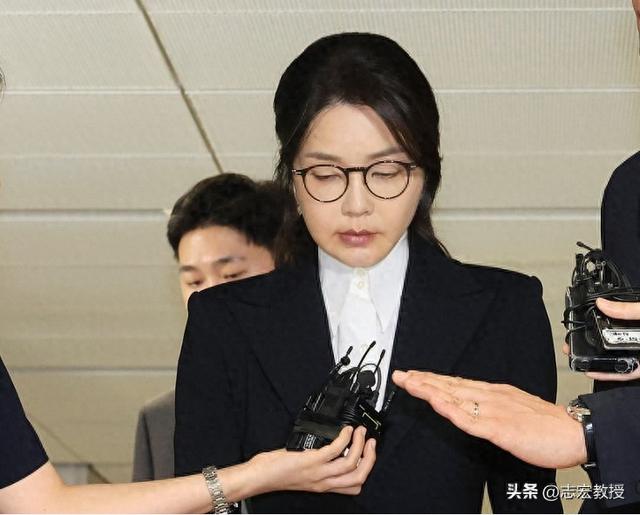 韩国政坛“地震”，尹锡悦妻子被关进大牢，朴槿惠文在寅集体失声