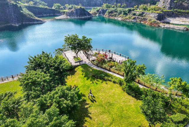 镜鉴｜定格美丽重庆：矿山秋韵浓 游人醉其中