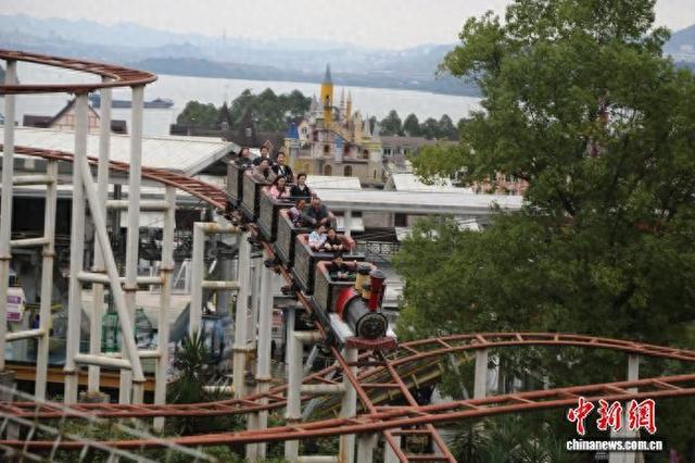 初冬时节三峡库区沿江小镇美景引游客