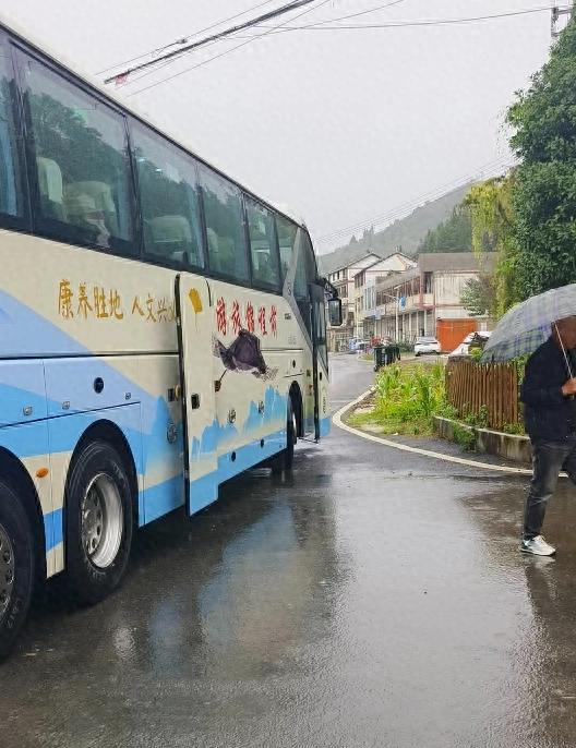 白天“第一高桥” 晚上美食篝火：关岭石板井村旅游现“节后热”