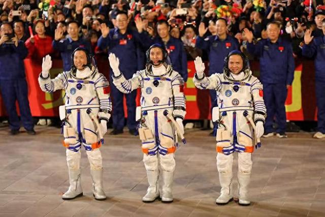 曾在草原上看星星的孩子，与星星并肩了