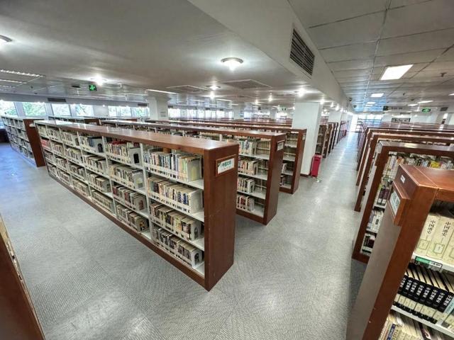 去西城区图书馆？借阅、自习、周边吃喝看过来