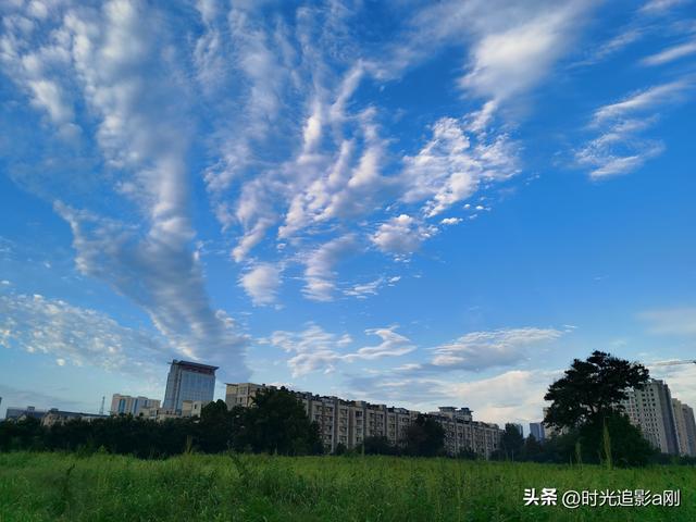 蓝天像一块巨大的幕布，白云如精灵般在上面嬉戏形态万千妙趣横生