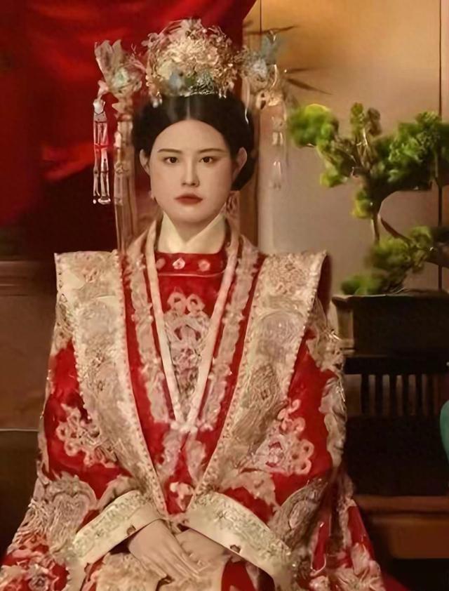 女教师结婚坠亡后续：婚纱照眼神无光，村干部透露女方家条件很好