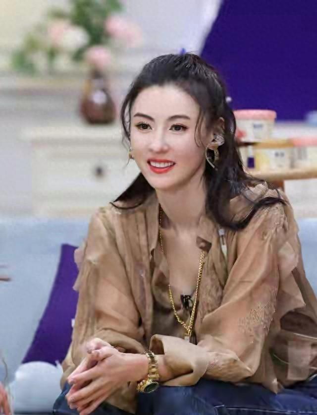 45岁董洁近况曝光，网友：步上张柏芝老路了？