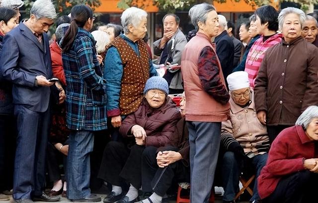 中国将迎来“死亡高峰期”：一代人集体老去，人口天平彻底倾斜