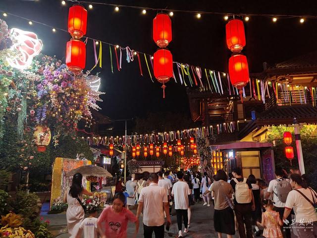 活力中国调研行｜水枪已上膛，荆州市民趁夜狂欢