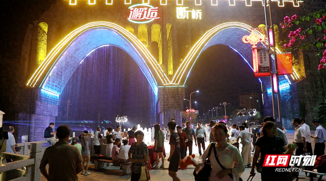 “夜赏·双牌”沉浸式夜游点亮国庆夜 汉服打卡河畔音乐会引热潮