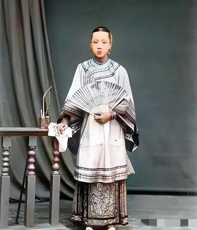 李鸿章的小妾的旧照，她身高168，相貌简直天仙级别