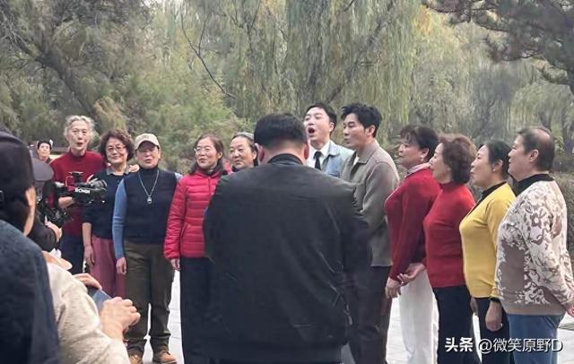 46 岁李晨北京公园被偶遇，帅气的魅力引得大妈围观