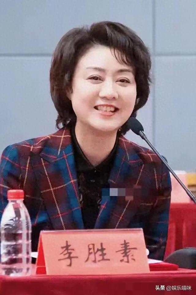 至今未婚未育，身边却有男人陪了近27年！59岁的她才是真人间清醒